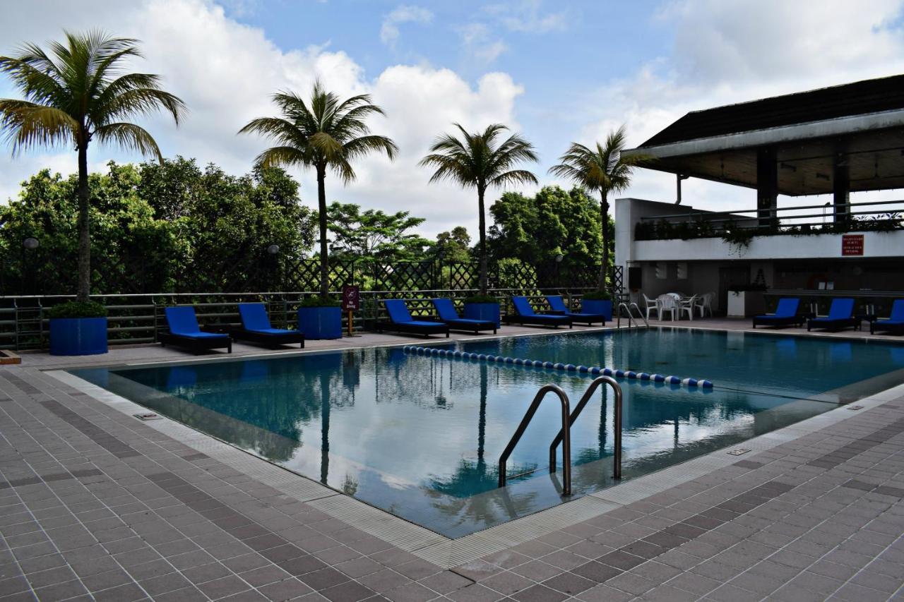 Mutiara Johor Bahru Hotel Ngoại thất bức ảnh The pool at the hotel